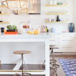 مطبخ أبيض مع أرفف مفتوحة للمطبخ