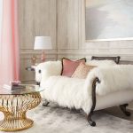 الرأس الفراء الأبيض على الأريكة