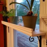 رف أبيض مع جوانب للنباتات