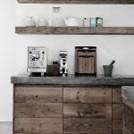 أطباق بيضاء على رفوف البلوط الداكن