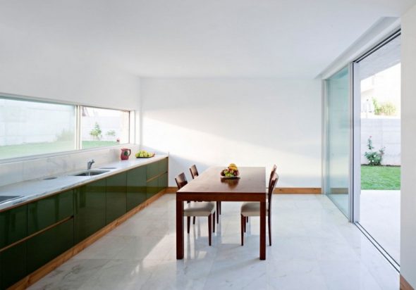 مطبخ أبيض واسع مشرق