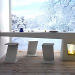 طاولة بلاستيكية بيضاء ذات شكل غير عادي