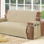 غطاء بيج على الأريكة ، مصنوع باليد