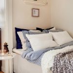 سرير مزدوج كبير في مكانة غرفة النوم