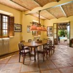 غرفة كبيرة ومشرقة مع طاولة طعام