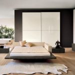 غرفة نوم كبيرة مع سرير علوي واسع