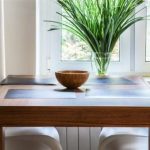 طاولة مربعة خشبية كبيرة