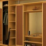 خزانة كبيرة وجميلة في الردهة