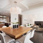 طاولة مربعة كبيرة ل 8 أشخاص