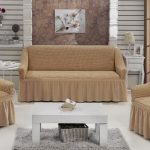 تغطية على الأريكة والكراسي في نفس اللون