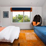 كرسي أسود معلق في زاوية الغرفة