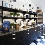 رفوف خشبية سوداء للديكور