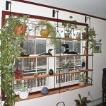 رفوف زخرفية على النافذة للزهور