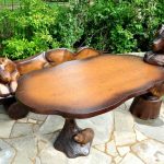 أثاث خشبي مع ديكور جميل.