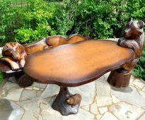 أثاث خشبي مع ديكور جميل.