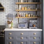 رفوف خشبية جنبا إلى جنب مع الطوب