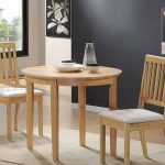 طاولة وكراسي خشبية في الداخل