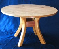 طاولة مستديرة مع تصميم على أربعة دعامات