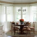 مائدة مستديرة خشبية بالقرب من النافذة