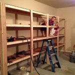 رفوف خشبية بيديه