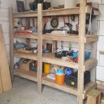 رفوف خشبية قريبة من الحائط