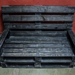 أريكة من منصات الألوان الداكنة