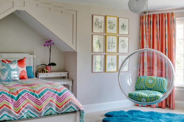 كرسي زجاجي معلق