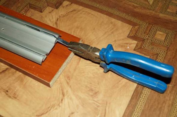 لتثبيت سدادة سوف تحتاج إلى إزالة الباب.