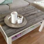 طاولة قهوة بلونين في الداخل