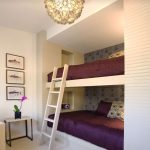 سرير بطابقين في مكانه في غرفة المعيشة