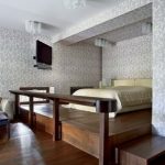 سرير مزدوج في مكانه على المنصة