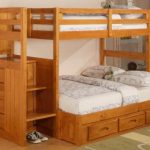 سرير بطابقين من كتلة من شجرة