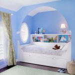 تصميم متناغم للسرير في مكانة القوس