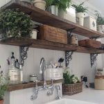 مزيج متناغم من العناصر مزورة والخشب