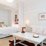 غرفة المعيشة مع سرير مخبأة في مكانه