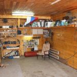 منطقة عمل مجهزة بكفاءة في المرآب