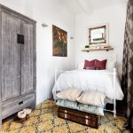 الداخلية من غرفة نوم صغيرة مريحة