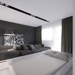 استخدم المنصة لوضع أريكة كبيرة وسرير في نفس الغرفة