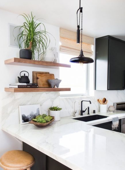 الكتب والزهور على الرفوف