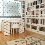 الاستعمار الاستعماري للبلوط مع طلاء أبيض