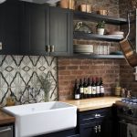 الجمع بين الأرفف المفتوحة والمغلقة في المطبخ