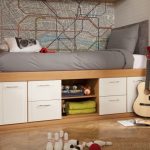 غرفة للمراهق ، حيث تم تجهيز مكانه بسرير وأدراج ورفوف