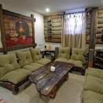 مجموعة من الأثاث الخشبي للمنزل الريفي