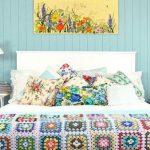 المفرش جميل محبوك في المناطق الداخلية من غرفة النوم