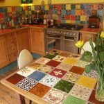 طاولة جميلة مع أعلى البلاط