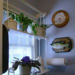 رف الإبداعي على نافذة المطبخ