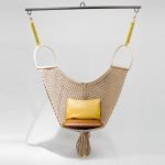 الكرسي يتأرجح بسبب تقلبات المرفقات الخاصة في نفس الطائرة