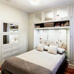 سرير وخزانة في الحائط لغرفة النوم