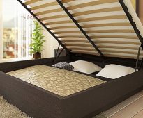 السرير مع آلية الرفع