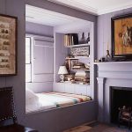 سرير مع رف للأشياء الصغيرة في مكانه